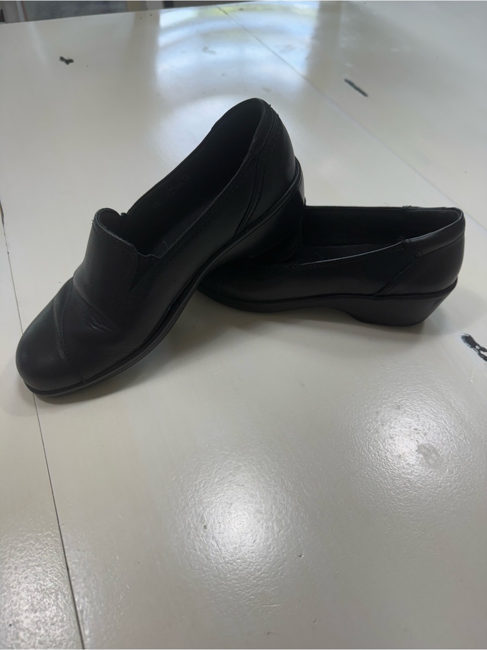 Clarks Collection Women's Black Leather Slip-On Loafers (Size 7.5 M)
